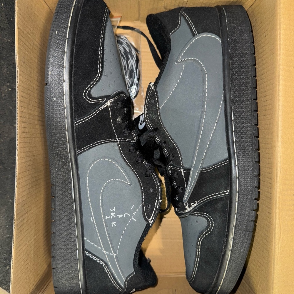 Nike Men’s Black and Gray Low-Top Sneakers with Stitch Detail
